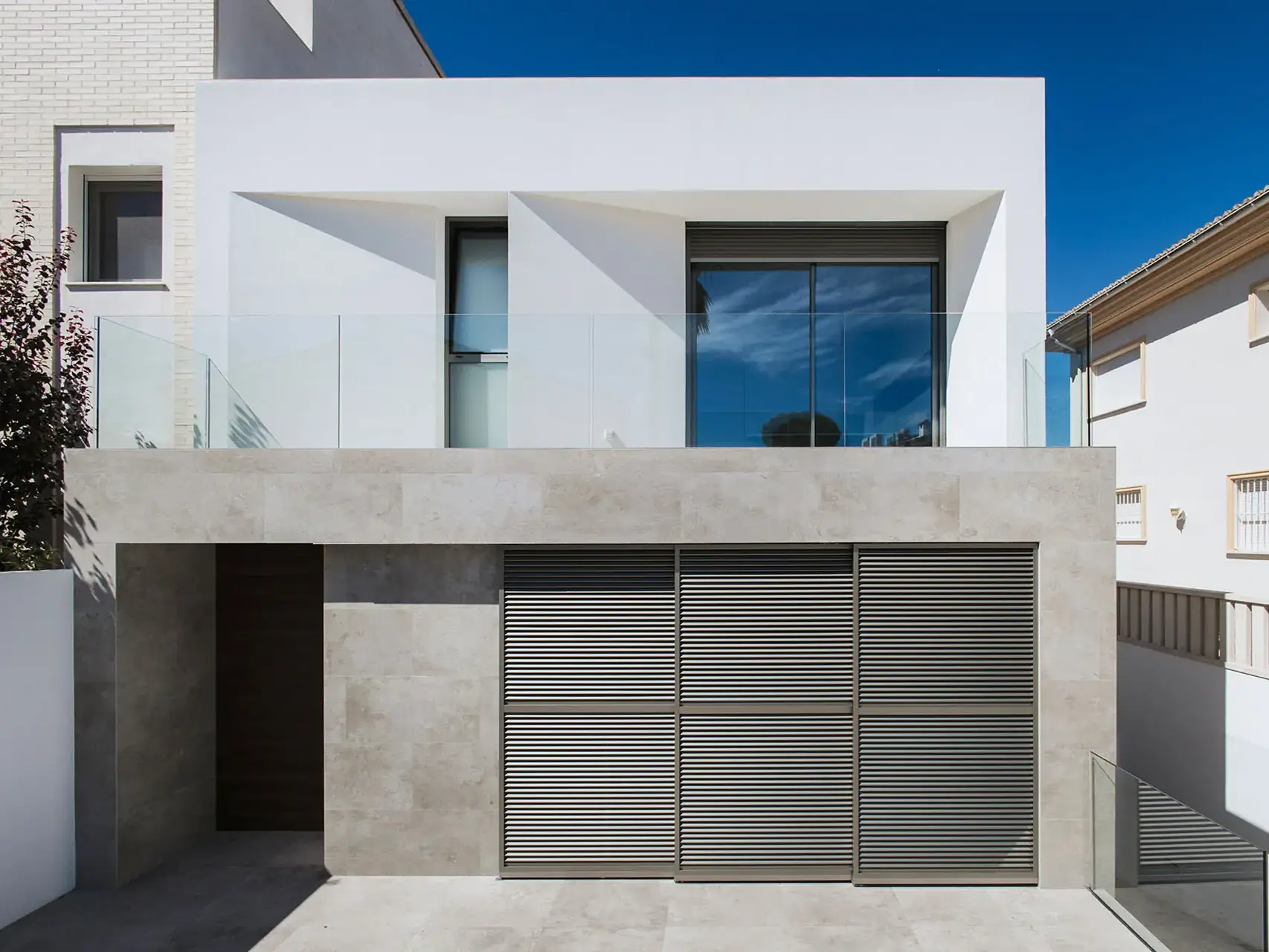 fachada y acceso a vivienda en Gandia construida por La Quinta Fachada