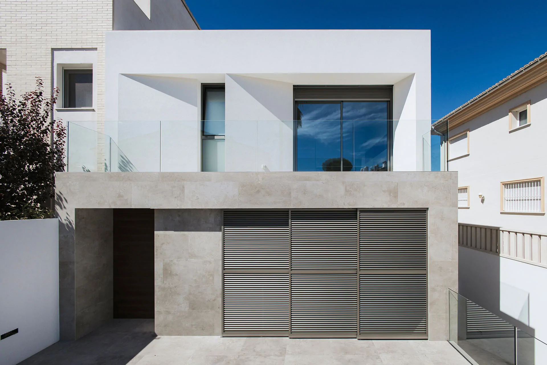 fachada y acceso a vivienda en Gandia construida por La Quinta Fachada