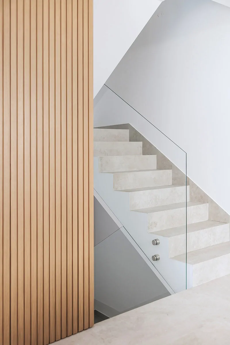 Detalle madera,cristal y marmol en escalera, vivienda en gandia diseño interiorismo