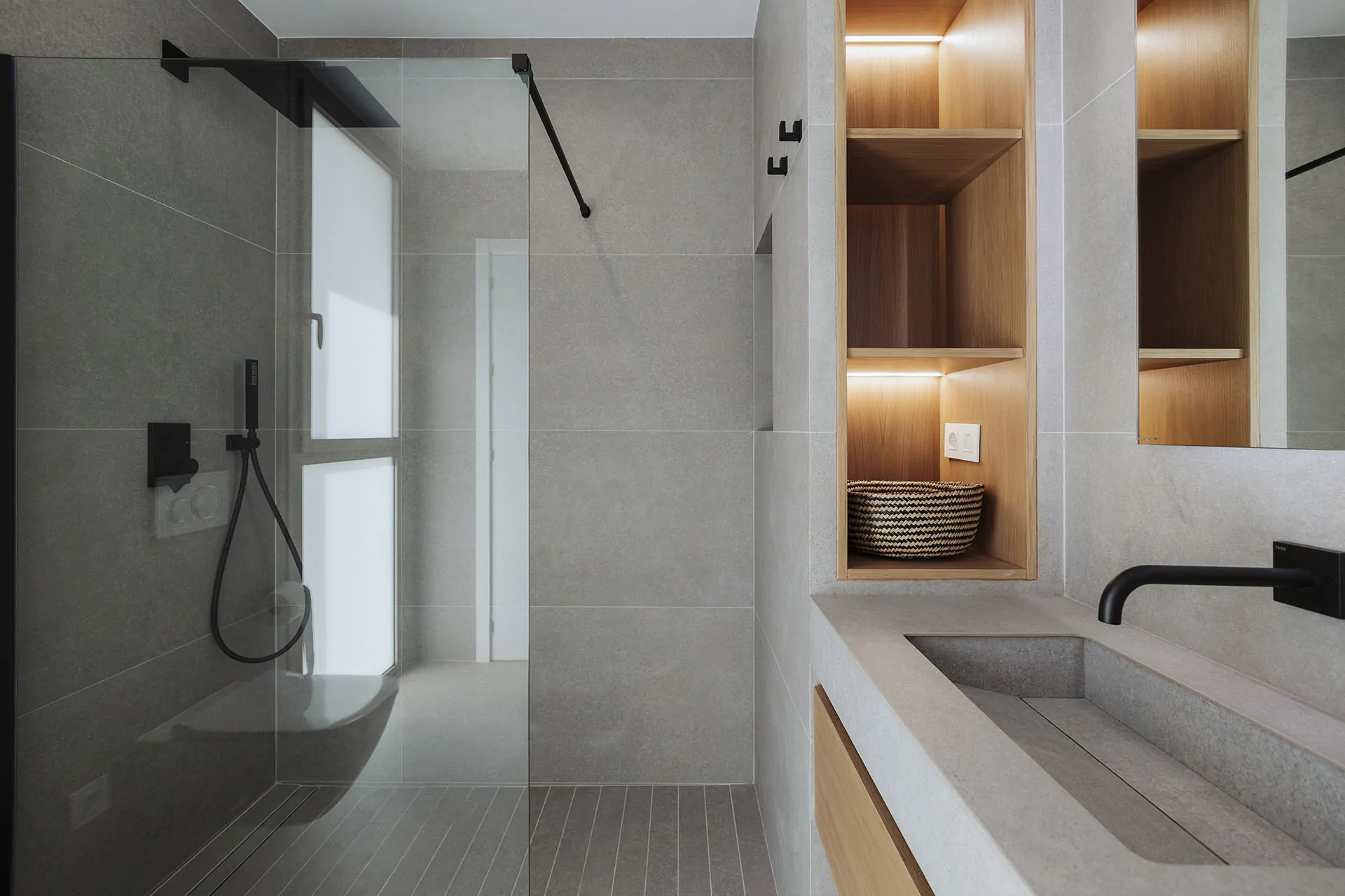 detalle baño principal cemento, madera y griferia negra, vivienda en gandia diseño interiorismo