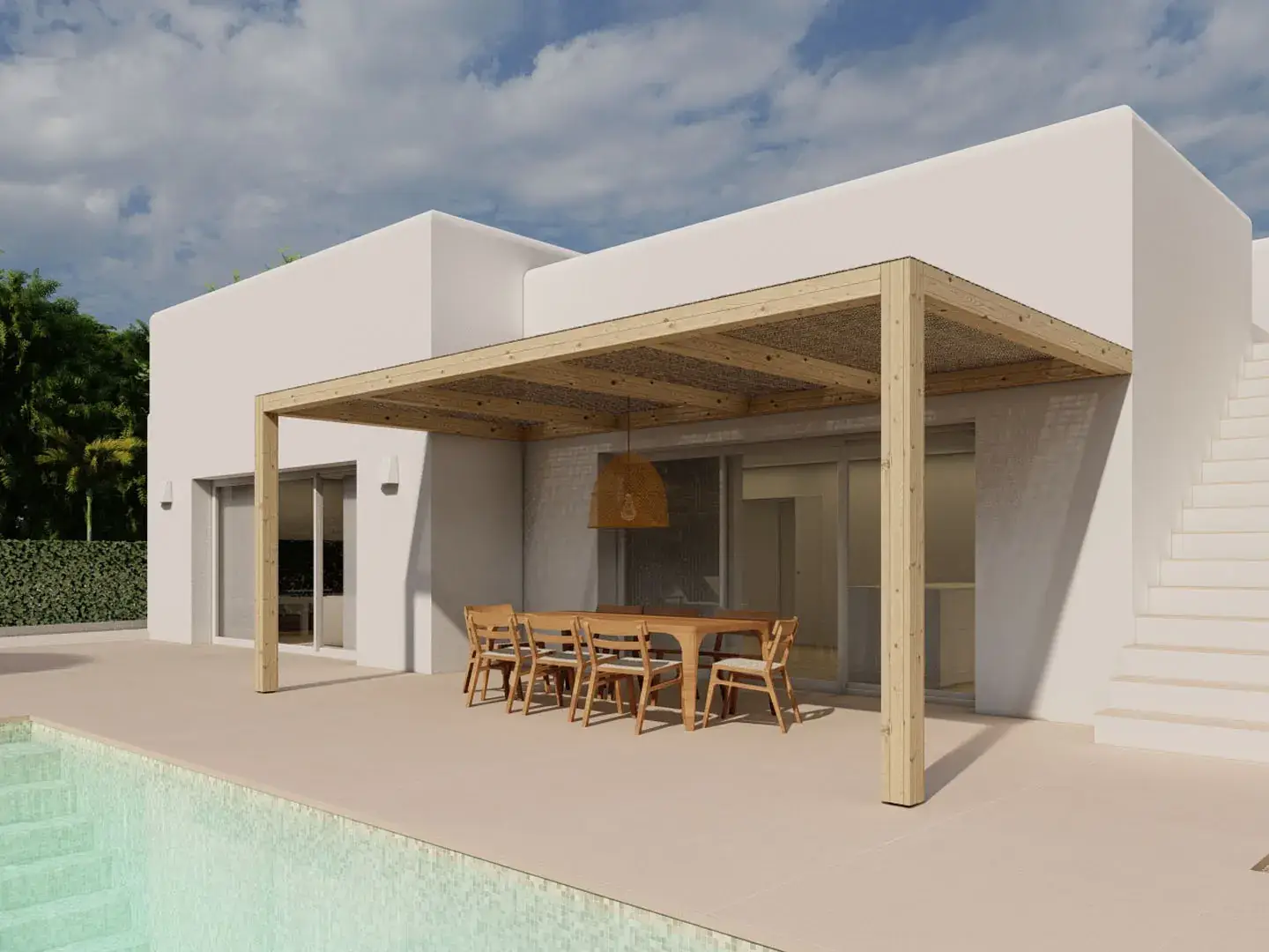 Una villa moderna de una planta con fachada blanca y una pérgola de madera que cubre un comedor exterior con una mesa de madera y sillas.