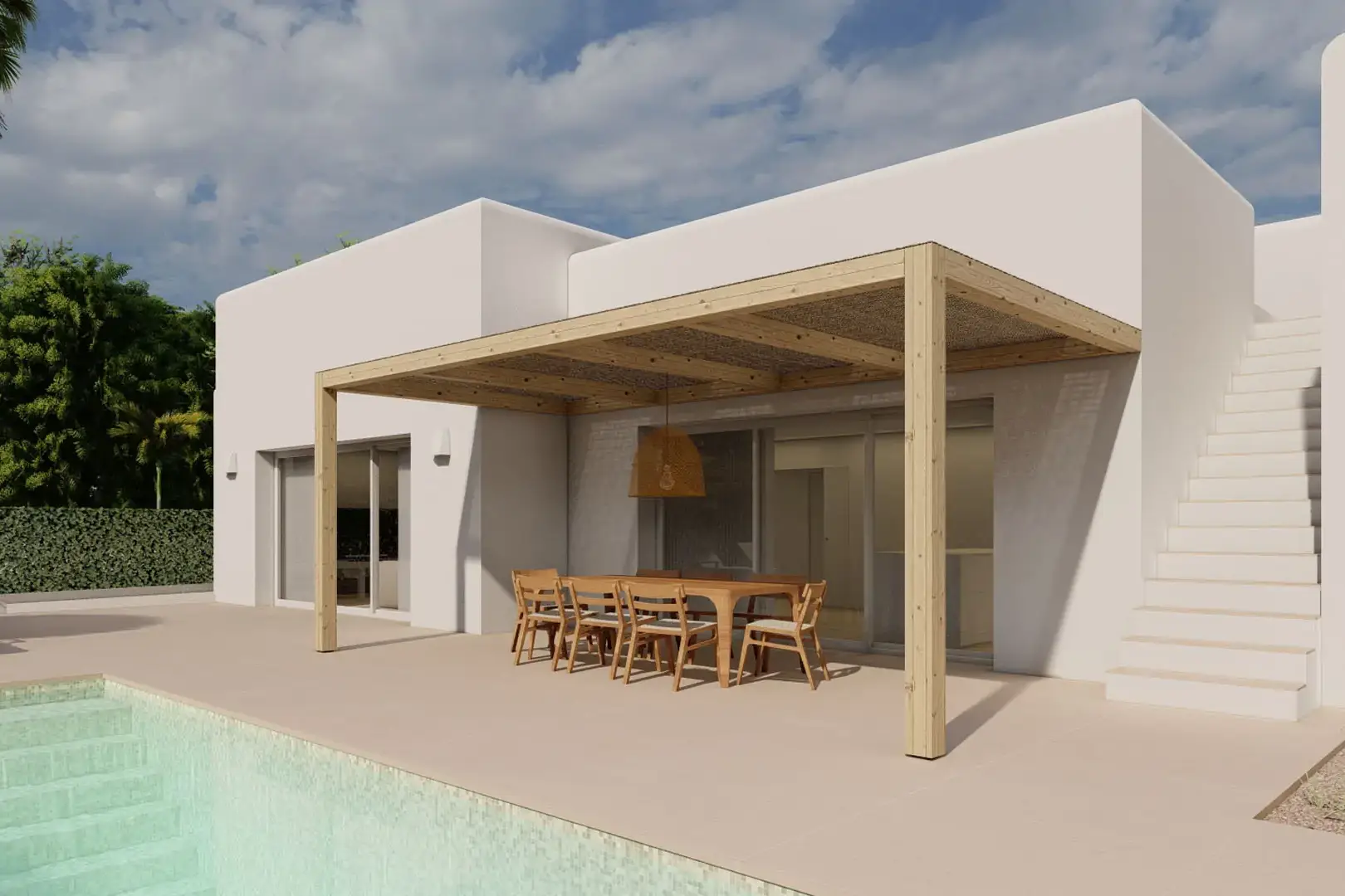 Una villa moderna de una planta con fachada blanca y una pérgola de madera que cubre un comedor exterior con una mesa de madera y sillas.