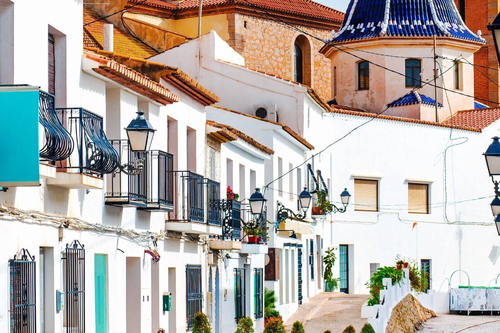 arquitectura casco antiguo de Altea con calles empedradas y casas blancas frente al mar