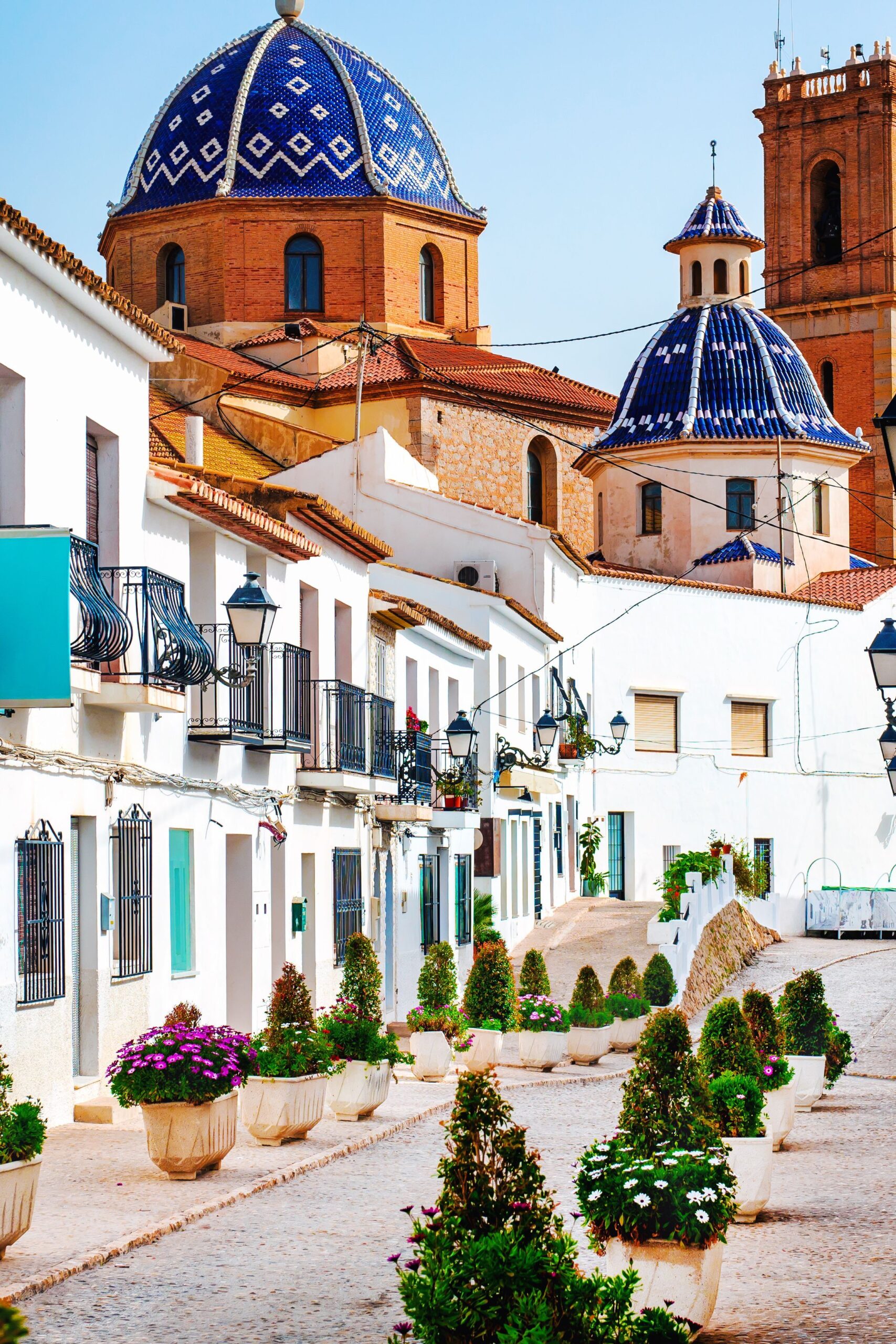 arquitectura casco antiguo de Altea con calles empedradas y casas blancas frente al mar