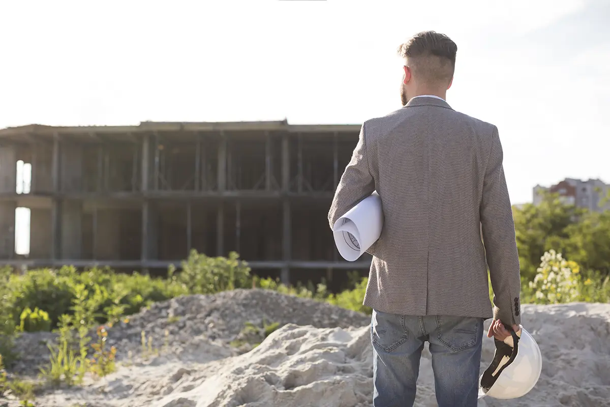 arquitecto local Comunidad Valenciana revisando obra en vivienda mediterránea en la Costa Blanca