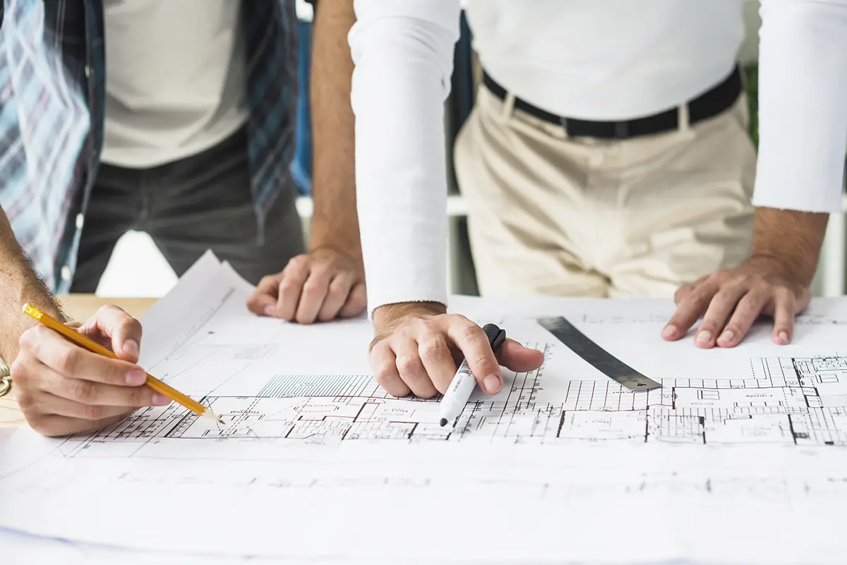 Arquitecto y constructor en Costa Blanca revisando planos y presupuesto de obra