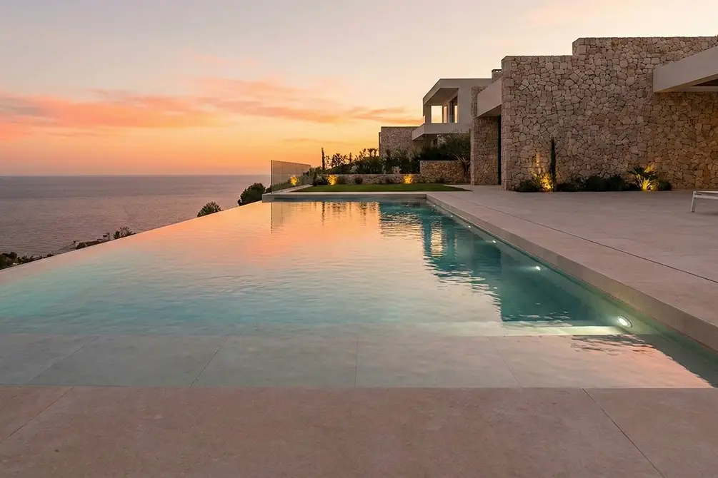 Espectacular diseño de piscinas infinity de agua salada en una villa de lujo en Altea, fundiéndose con el mar Mediterráneo.