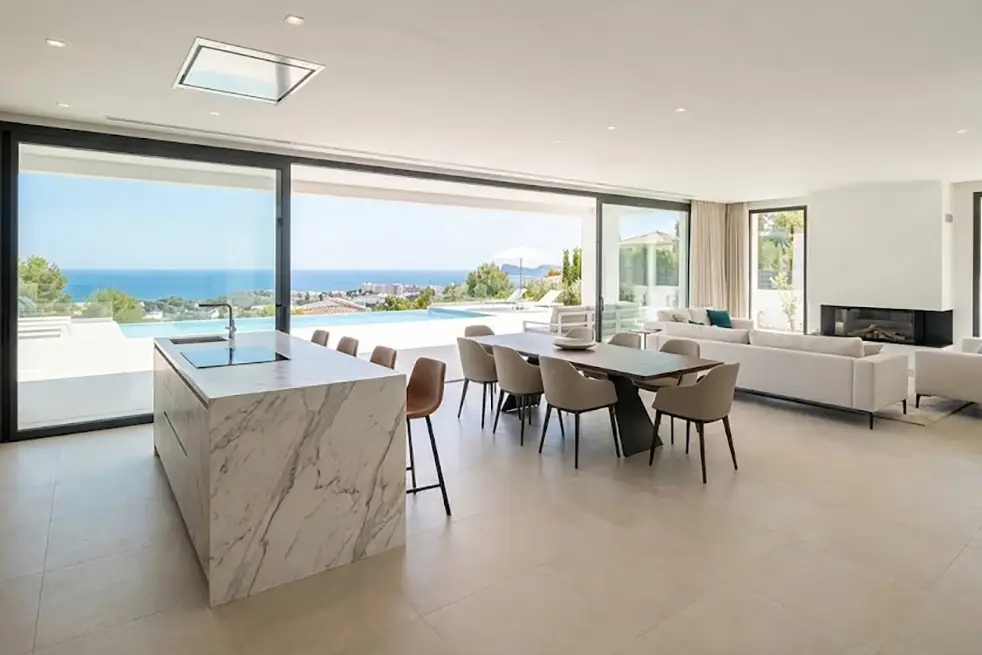 alón con cocina abierta reformada en una villa de la Costa Blanca, ejemplo de reformas que revalorizan una propiedad de lujo con vistas al mar.