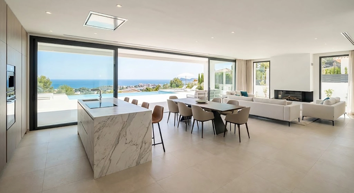 alón con cocina abierta reformada en una villa de la Costa Blanca, ejemplo de reformas que revalorizan una propiedad de lujo con vistas al mar.