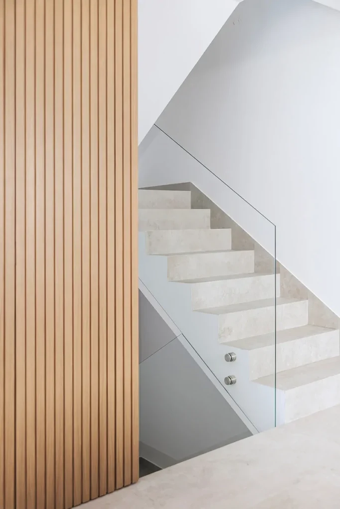 Diseño de escalera, cristal, marmol, madera, arquitectura en Altea